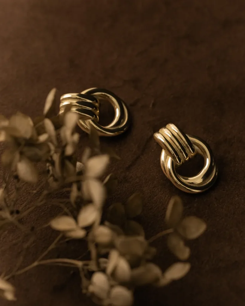 گوشواره‌ی گره‌ای حجیم طلایی با گل خشک