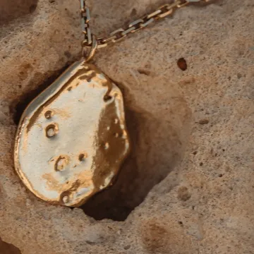 نقش برجسته‌ی آویز سکه‌ای